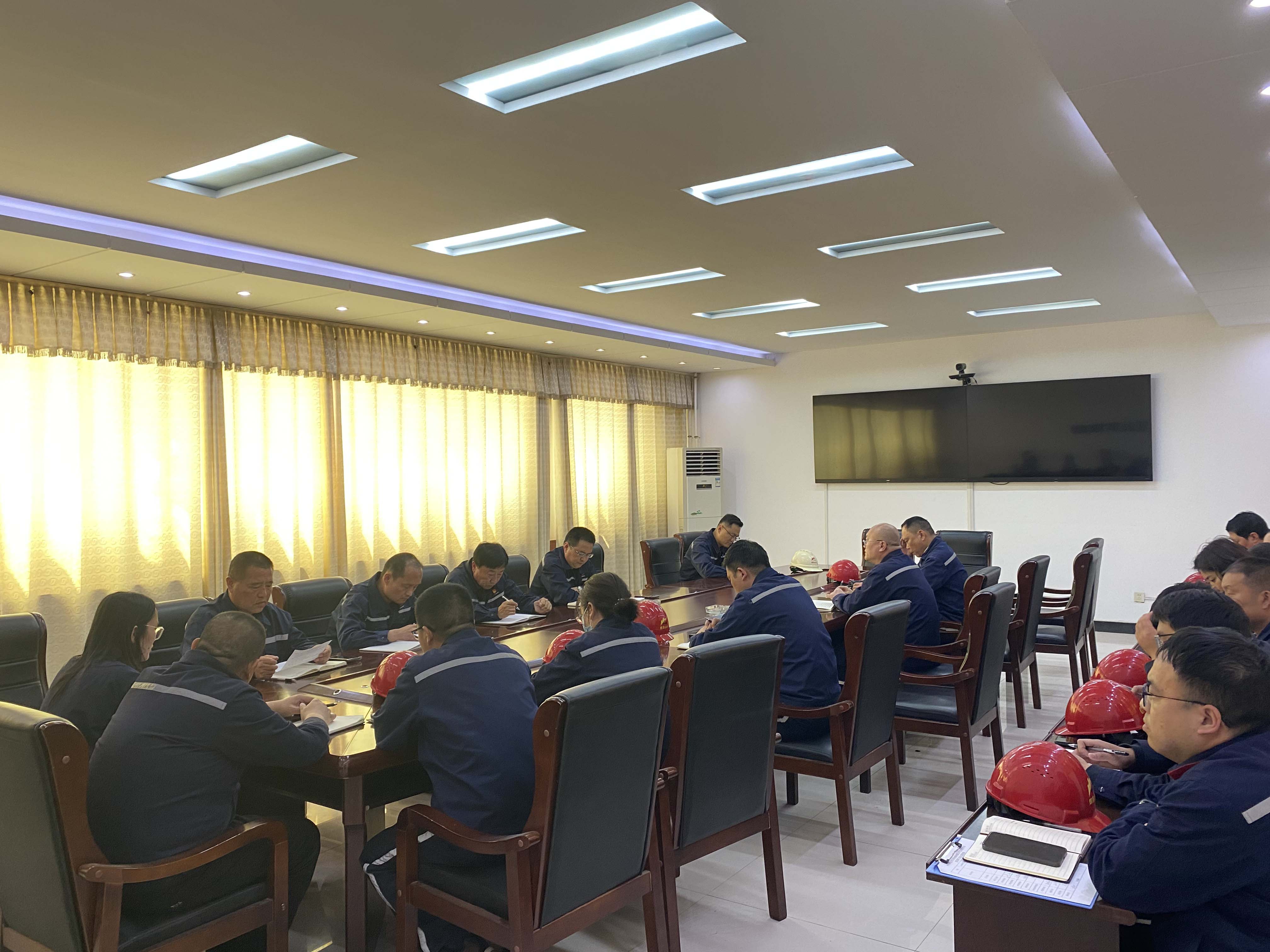 辉县公司党支部召开党员扩大会议暨2025年上半年集体廉政谈话会5